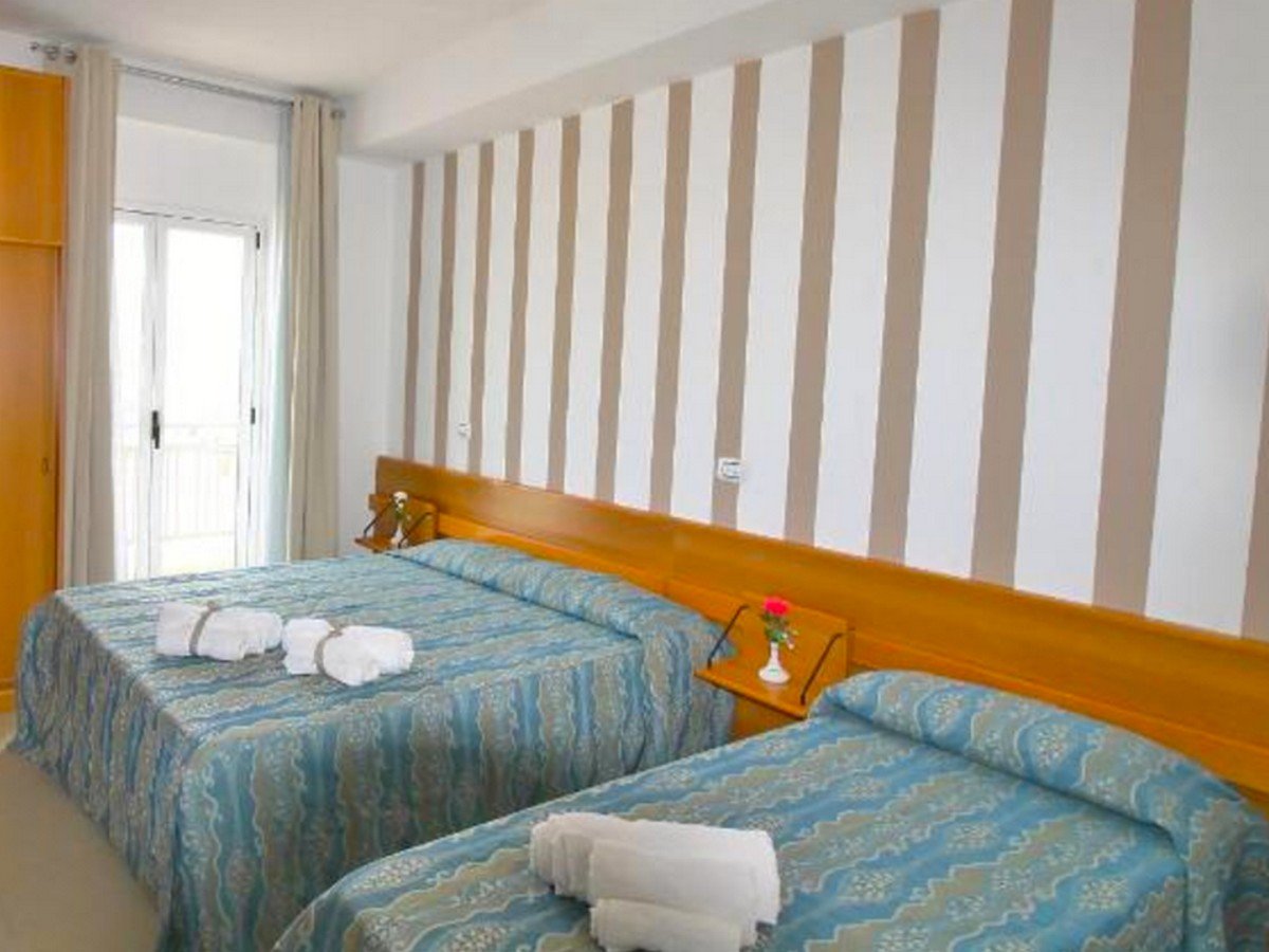 alba living room hotel (14).JPG