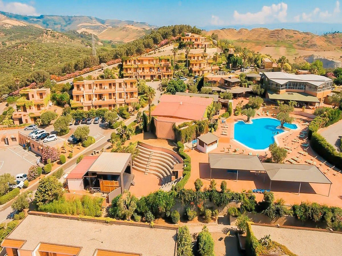 villaggio porto rhoca.jpg